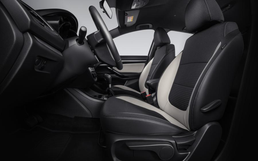 Интерьер Lada Vesta SW Cross (BLACK) 2020 года  (фото 9 из 13)